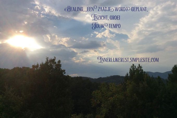 Je vraagt je af hoe de healing werkt? 
Daar kan ik heel veel op antwoorden en eigenlijk niets 😊.
Ik weet nooit op voorhand wat er gaat gebeuren, alles is afhankelijk van wat er mag gebeuren. 
Vermits ik heel intuïtief een healing doe, is elke healing anders. Iedereen heeft iets anders nodig.
Ik heb veel verschillende healingopleidingen gevolgd, maar gebruik uiteindelijk toch mijn eigen receptje, wat ik gebrouwen heb uit al de aangereikte opleidingen.
Je gaat meestal liggen voor de healing en beschouw het gerust ook een stukje als relaxatie. De healing kan ook perfect doorgaan al zittend en zelfs online of op afstand.
Meestal praat ik in het begin wel, omdat ik de dingen zeg die ik voel of gewaar word.
Je hoeft niks mee te brengen, je mag gaan liggen en de tafel is zelfs verwarmd als het wat fisser is, dus je kan heerlijk ontspannen. 
Elke healing is weer een stapje verder gaan in jouw bewustwording, in jouw groei. 
Een energetisch zaadje wordt geplant en kan beginnen kiemen, groeien en evolueren. Met de voeten stevig op de grond, want zaadjes hebben goede grond nodig.
Inzicht, groei, bewustwording en relaxatie...op jouw tempo 💫

Verder vind ik het ontzettend belangrijk dat healing toegankelijk is voor iedereen. Democratische prijzen zijn een weloverwogen en bewuste keuze.

Gevolgde opleidingen:
Spiritual Healing
Trance healing
Master Integrated Energy Therapy
Alchemic healing
Engelenhealing
Aura- en chakrahealing
Soundhealing

Cranio Sacrale relaxatie

Van harte welkom en als je nog vragen hebt, beantwoord ik ze graag en zo snel als mogelijk.
AUB voor afspraak GEEN bericht sturen via 'Opmerkingen', maar via het contactformulier. Via de opmerkingen krijg ik soms niet te zien van welk email adres het afkomstig is en kan ik dus je vraag niet beantwoorden.